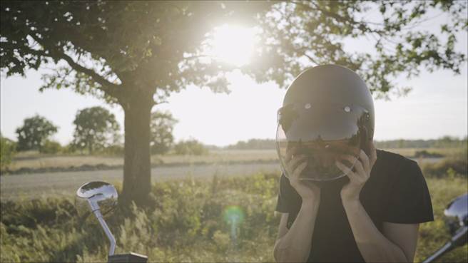 南部一位男大生偷走正妹的安全帽，对其自慰后射精再摆回，依毁损罪被判拘役30天。（示意图／Shutterstock）