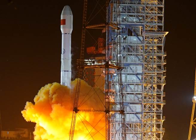 中国大陆长征3号乙运载火箭10月12日0时57分时，在西昌卫星发射中心成功将高分13号卫星发射升空，顺利将它送入预定轨道，图为长征3号乙运载火箭点火升空的画面。（中新社）