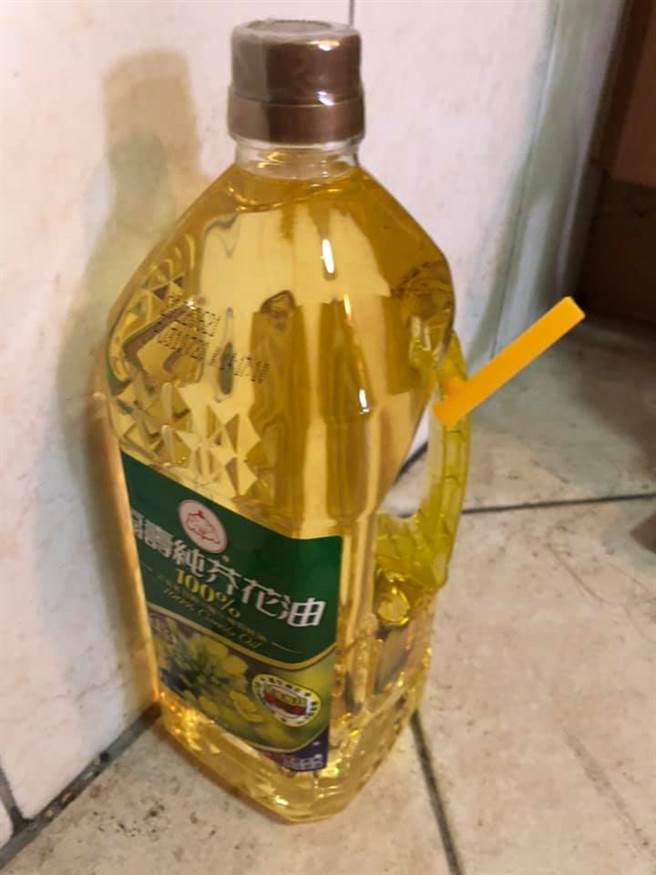 近日有位民眾到全聯購買葵花油時，卻發現有附贈一根神秘的黃色管子，感到非常好奇，還意外釣出全聯店員解釋真實用途。(摘自我愛全聯-好物老實説)
