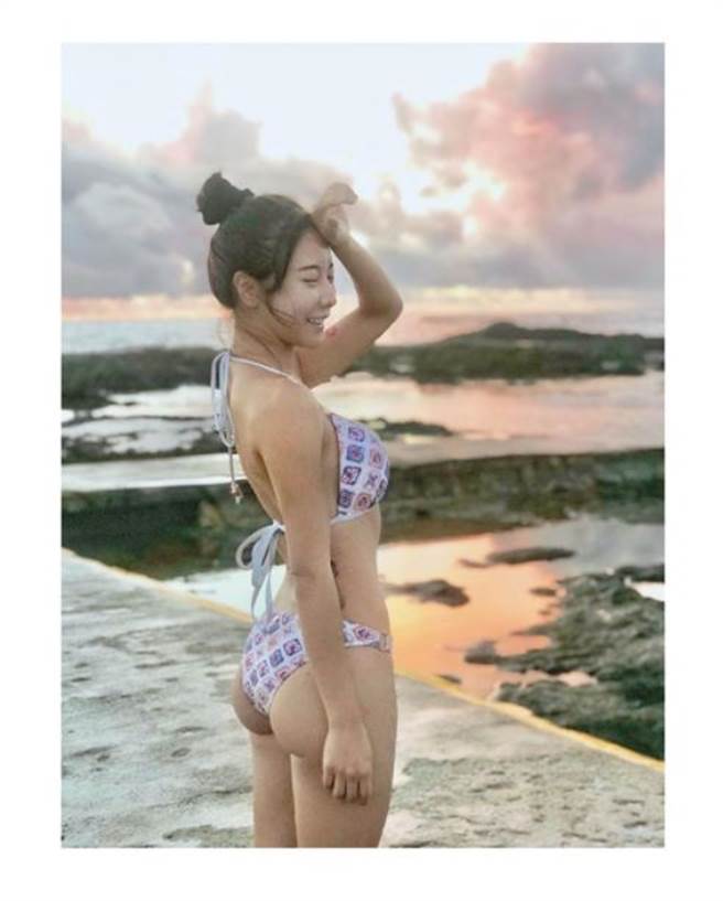 巫苡萱近日衝绿岛玩耍，同时晒出大尺度泳装照。（图／IG@avawu0726）