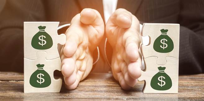 一名网友在PTT分享大哥二哥掏光家产，从小被出养、身为「外人」的他，如何保住父母2栋透天厝的经歷，曲折离奇过程不输8点檔连续剧。（示意图，达志影像/shutterstock）