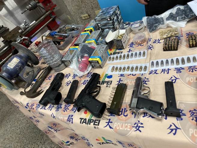 北市警大安分局在卓姓男子工廠家中，搜出大批槍彈火藥、改造工具與毒品。（翻攝畫面／胡欣男台北傳真）
★中時新聞網關心您：保護自己、遠離毒品！
