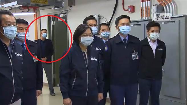 蔡英文视导乐山雷达站，影片中可见有美方人员跟随。（图／摘自军闻社影片）