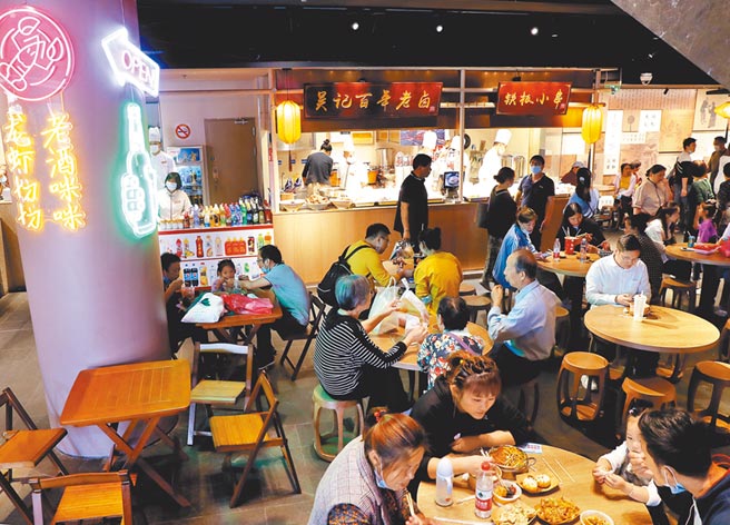 作者1995年举家移居上海。图为上海豫园的老城隍庙小吃世界。（新华社图）