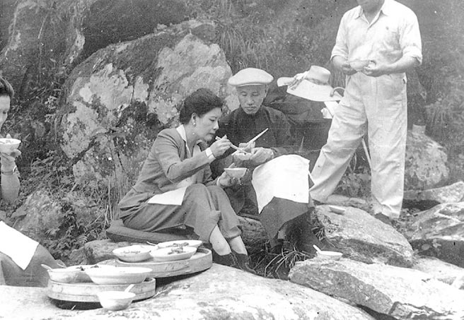 蒋介石与宋美龄于黄龙潭野餐。（图片来源／国史馆）