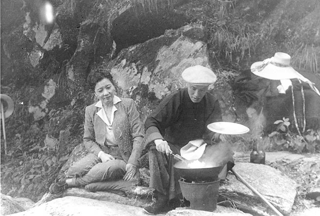 蒋介石于黄龙潭亲手做蛋炒饭。（图片来源／国史馆）