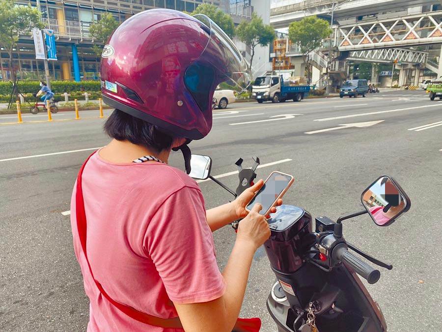 根據道路交通管理處罰條例，騎車時以「手持」方式使用手機，將處新台幣1000元罰鍰。(示意圖非當事人/資料照戴上容攝)