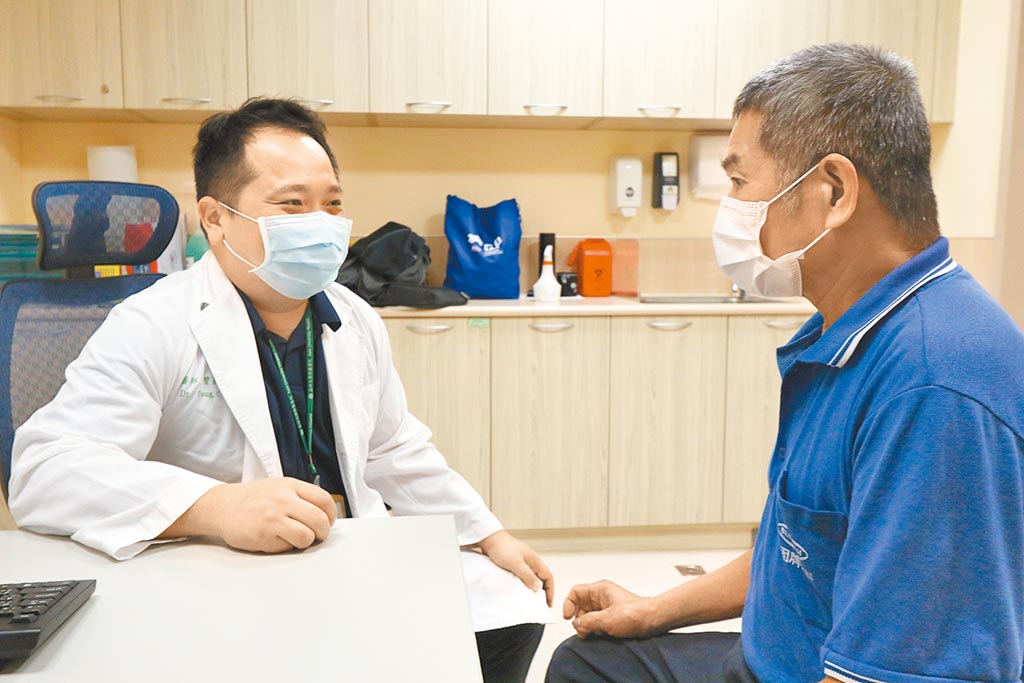 亞洲大學附屬醫院肝膽胃腸科主治醫師曾晟恩（左）向病患（非當事人）解釋絲瓜葫蘆素對人體的影響。（亞大醫院提供／林欣儀台中傳真）