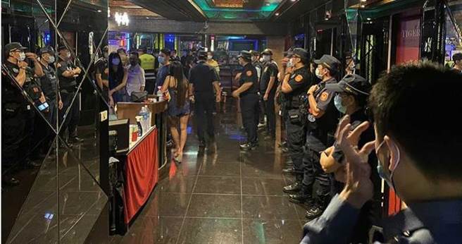 高雄接连发生枪击和砸店等重大暴力事件，治安亮起红灯，即使警局长刘柏良大动作率员警临检，被外界抨击，恐怕只是流于形式，效果不大。（图／报系资料照）