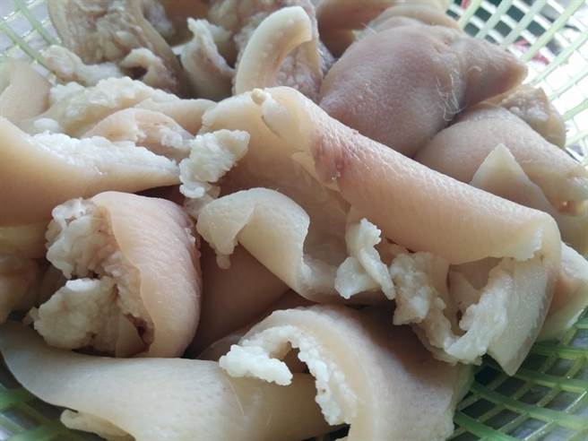 外送猪皮一夹秒变「鱼鳞」 千人一看狂呕：头皮麻麻（示意图／达志影像）