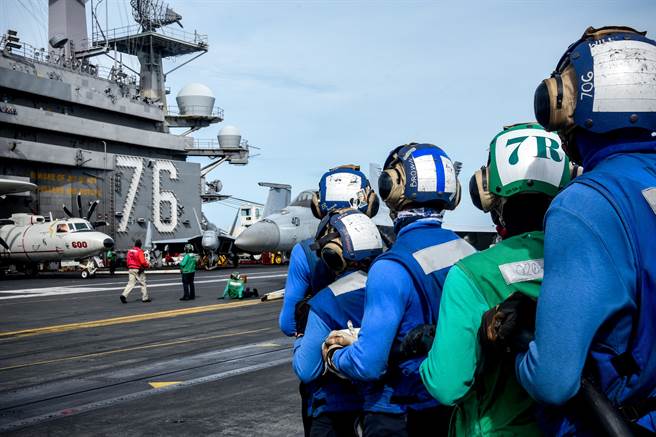 美国海军「雷根」号（USS Ronald Reagan，CVN76）航母12日在麻六甲海峡（Strait of Malacca）进行演训的画面。（美国海军）