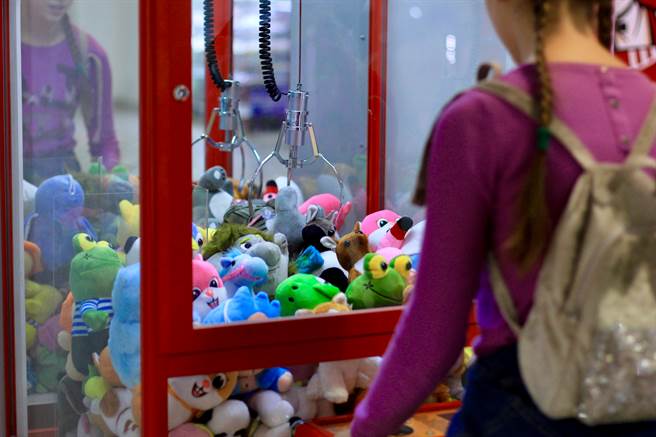 娃娃机夹不到客人怒报警 店员狂夹300次结局超尷尬(示意图/达志影像)