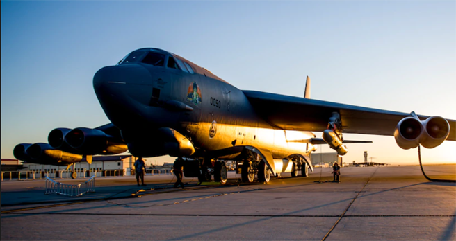 美国B-52H「同温层堡垒」（Stratofortress）轰炸机2020年8月8日
在加州爱德华兹空军基地（Edwards Air Force Base）准备携带AGM-183A「空射快速反应武器」（ARRW）进行飞行测试的画面。（美国空军）
