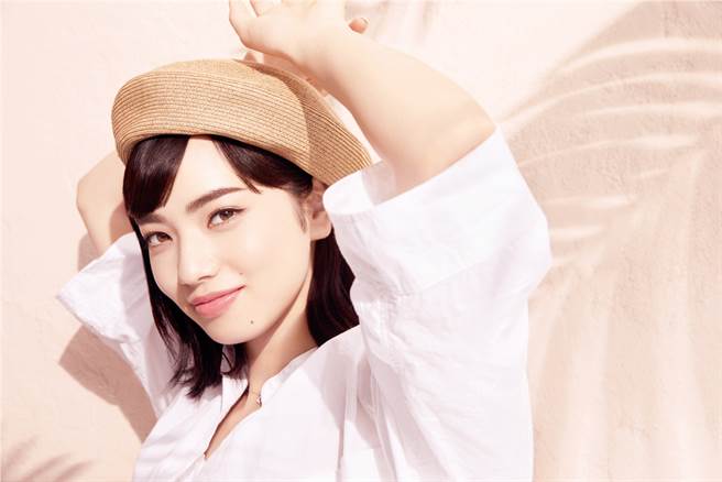 INTEGRATE樱特芮推出昵称「水滴子眉笔」的全新商品｢绘型持色两用眉粉笔｣，打造超可爱眉妆。（图／品牌提供）