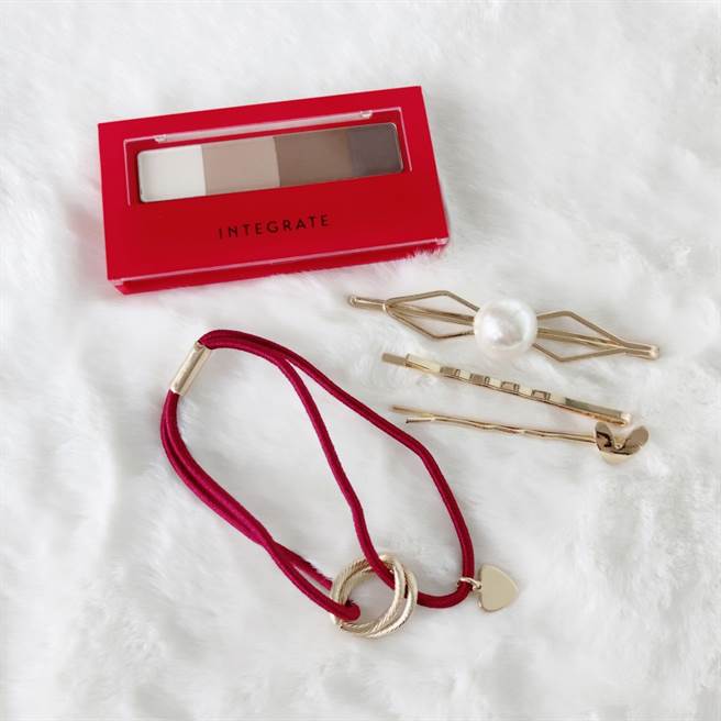 极致立体四色眉粉盒赠髮饰组。（图／邱映慈摄影）
