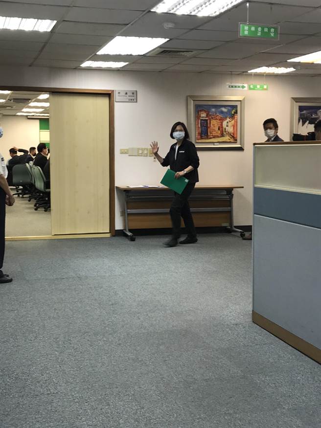 被问：会关掉中天吗？总统没回应。曾薏苹摄