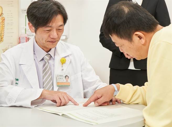 恩主公医院健康管理中心刘显达主任建议，可先向专业的健康管理医疗团队谘询，规划出合适自己的健检项目。（图／恩主公医院提供）