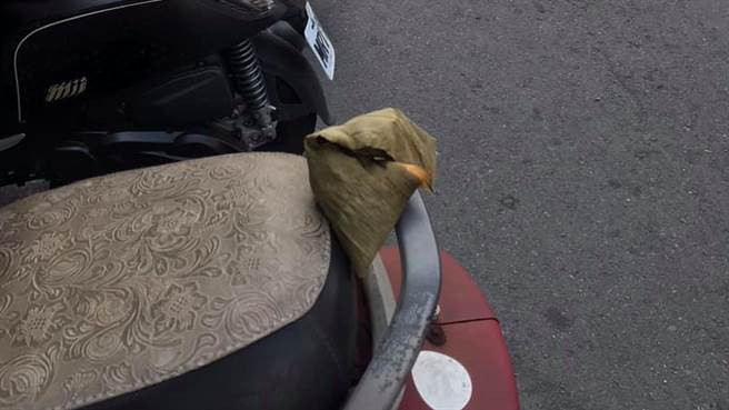 有网友表示一早出门惊见机车被摆放一颗肉粽，有知情网友表示，要他快去找师傅。（图／翻摄自爆怨公社）