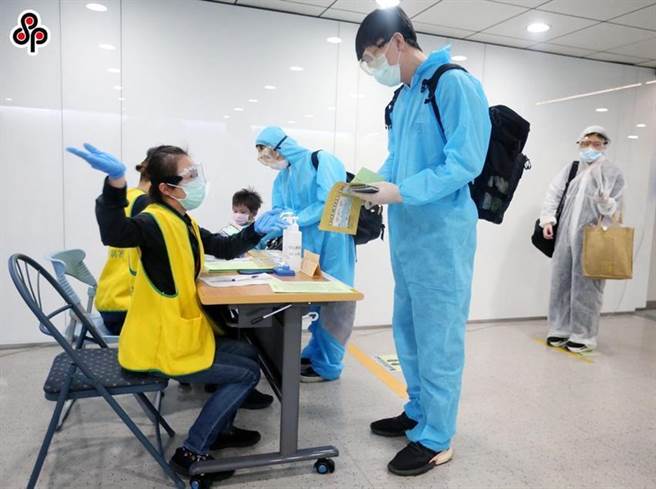 海关在旅客入境前查验健康声明书的情况。图／本报系资料照