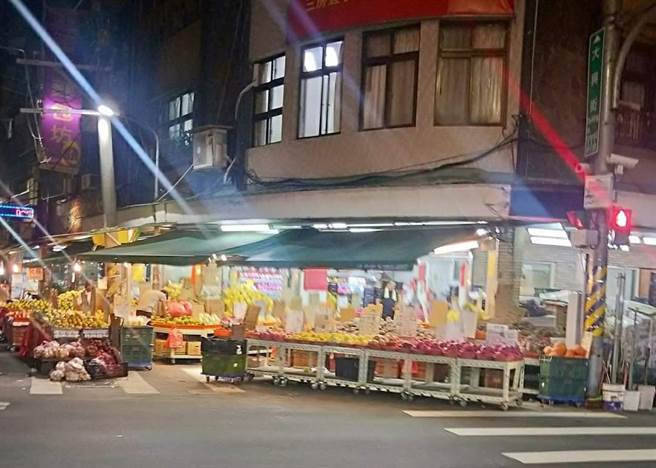 北投清江路水果摊长期占用人行道。(照片/翻摄《台北之北投帮》社团)