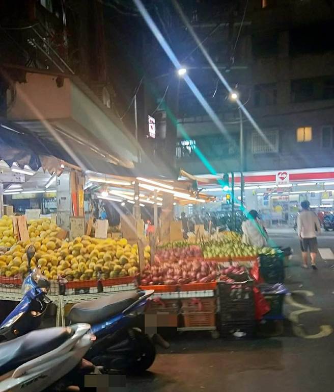 网控北投清江路上水果摊占据道路。(照片/翻摄《台北之北投帮》社团)