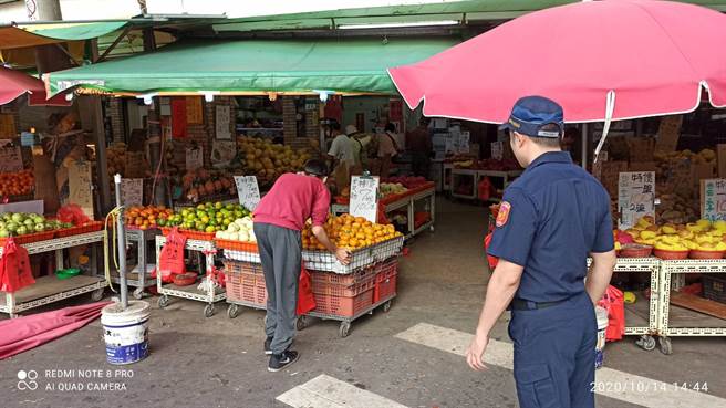 北投分局派员稽查路霸水果摊。(照片/市议员陈重文 提供)
