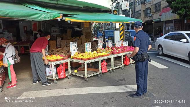 业者配合警方将货架篮限缩到建筑物内。(照片/市议员陈重文 提供)