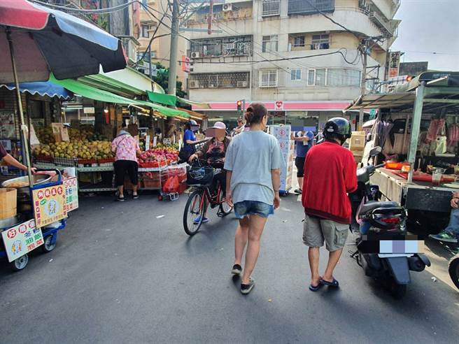 水果摊货架摆放占据清江路。(照片/民眾提供)