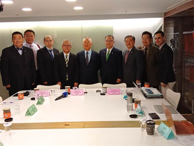 中时政军兵推参与的学者们，左起：张竞、洪荣一、张百达、顏建发、戎抚天(居中者)、黄介正、胡振东、严震生、方恩格(最右)。(摄影/江飞宇)