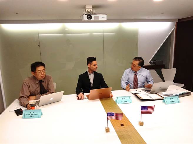 兵推为求真实，特别请到两位在美国政界与军方服务的学者参与，胡振东(右)、方恩格(中)，以及国立政治大学的严震生教授(左)。(摄影/江飞宇)