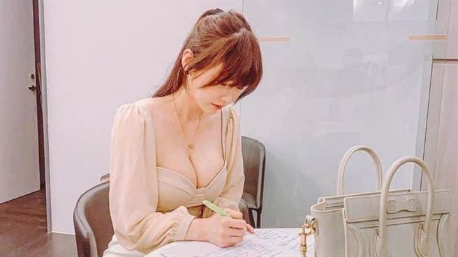 男网友表示一名正妹来面试，却穿着低胸露事业线，让他问该入取吗？引来大批网友热烈回应。（图／翻摄自爆废公社公开版）