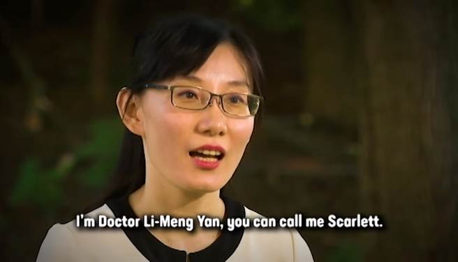 曾参与新冠病毒研究的香港大学公共衞生学院研究员阎丽梦在逃亡至美后，在网路上发表第2篇论文，其中更指控新冠病毒是中共的生物超限战，引起科学界反击图为阎丽梦接受福斯新闻专访。（摘自福斯新闻网）