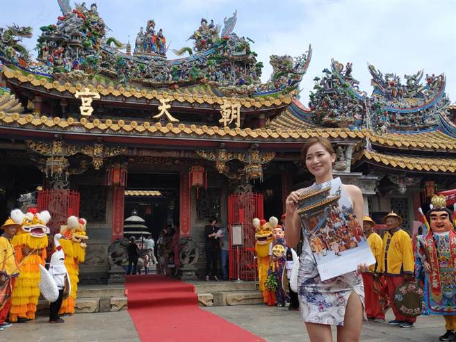 云林县北港朝天宫与爱心空姐合作拍摄年历，义卖帮助弱势儿童。（张朝欣摄）