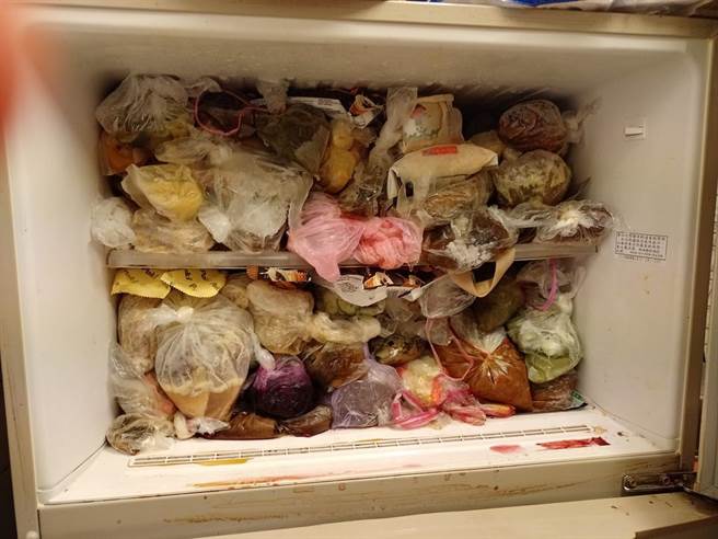 一位網友在臉書「爆怨公社」貼出幾張租屋處可怕的照片，打開租客共用的冰箱，盡是塞滿了一袋袋的食物，然而早已分不清裝的是什麼。(摘自爆怨公社)