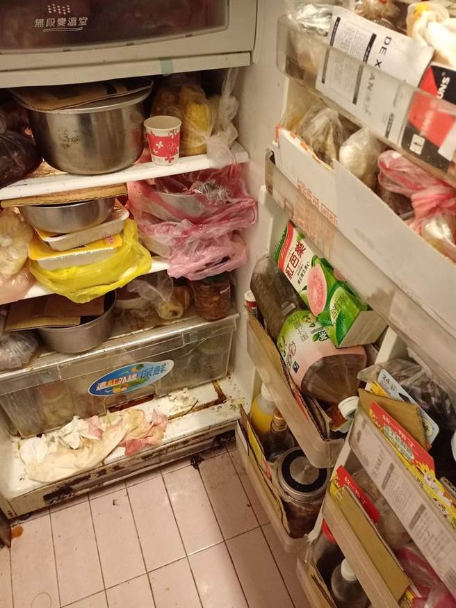 打開租客共用的冰箱，盡是塞滿了一袋袋的食物，然而每個塑膠袋裝的內容物是什麼，已無法從外觀辨識。(摘自爆怨公社)