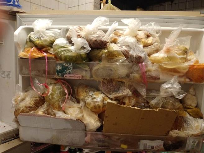 冰箱裡每個空間都被裝滿到看不出空隙，甚至已出現泛黃，還用厚紙板當作「擋土牆」，來防止硬塞的食物掉落。（摘自爆怨公社）