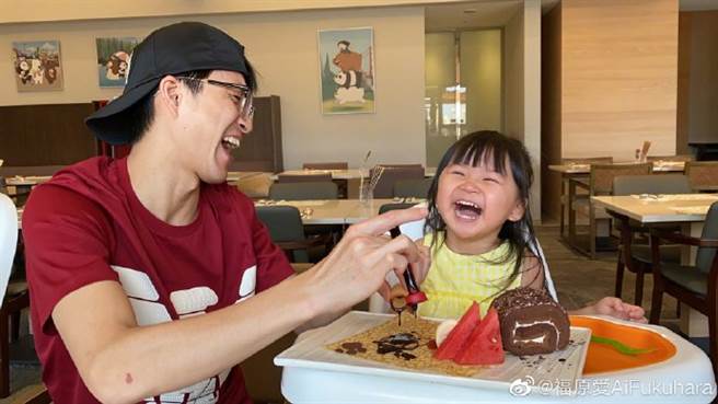 江宏傑擠巧克力醬，逗得小小愛開心大笑。（圖／翻攝自微博）