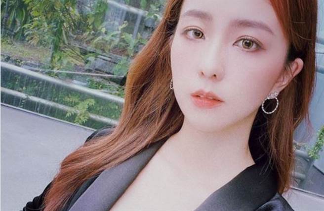 女星周晓涵穿出火辣内衣搭配西装，颇有霸气女总裁风范。（图／IG@ilove7388）