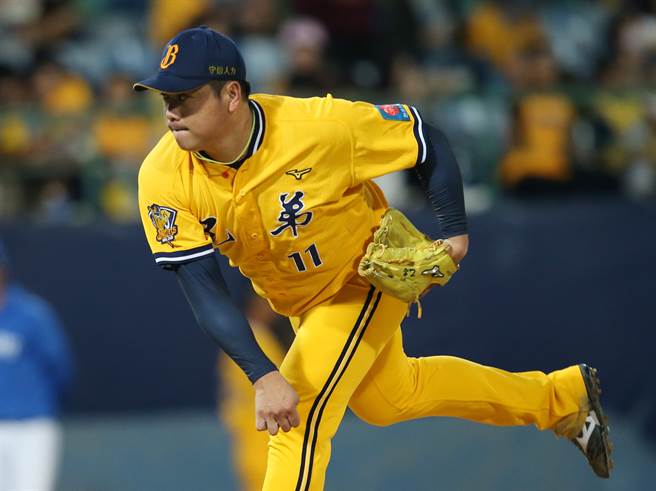 中信兄弟先发投手廖乙忠第4局一局丢5分，吞下本季首败。（资料照，陈怡诚摄）