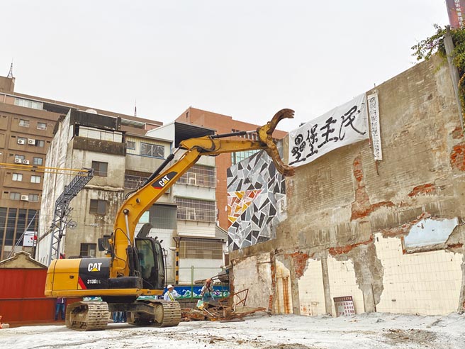 铁道局中工处13日一早6点拆除东区陈家围墙，怪手拆掉墙上高挂反拆迁支持者悬挂的「民主堡垒」布条，宣告拆除决心。（曹婷婷摄）