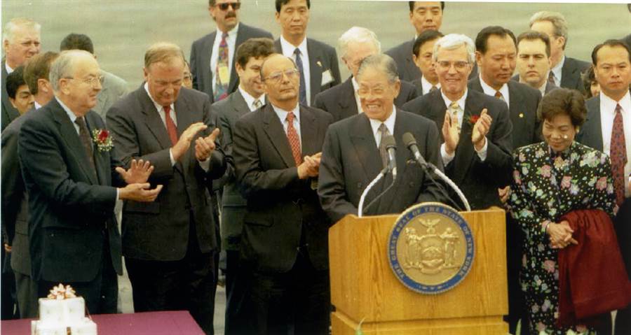 前總統李登輝1995年訪美，引發了1995-1996年台海危機。圖為李登輝抵達雪城機場時，受到美方政界歡迎。（圖／陳孔顧攝)