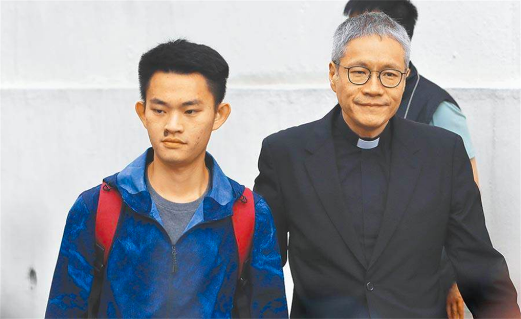 圖為在台犯下港女命案的香港殺人案疑犯陳同佳去年在港出獄（左）。右為協助陳同佳的聖公會教省秘書長管浩鳴。（報系資料照）