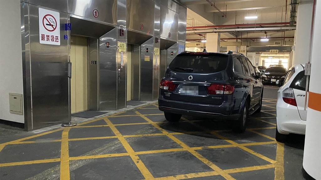 獨 扯 中市府地下停車場來者不拒計數器 0 仍持續超收 寶島 中時