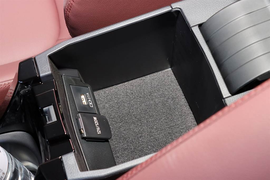 Corolla Cross 聽取多數客戶的建議，USB 孔除了在中控台下方以外，可前後滑動的中央扶手內也有一組，點煙器也是藏在裡頭。