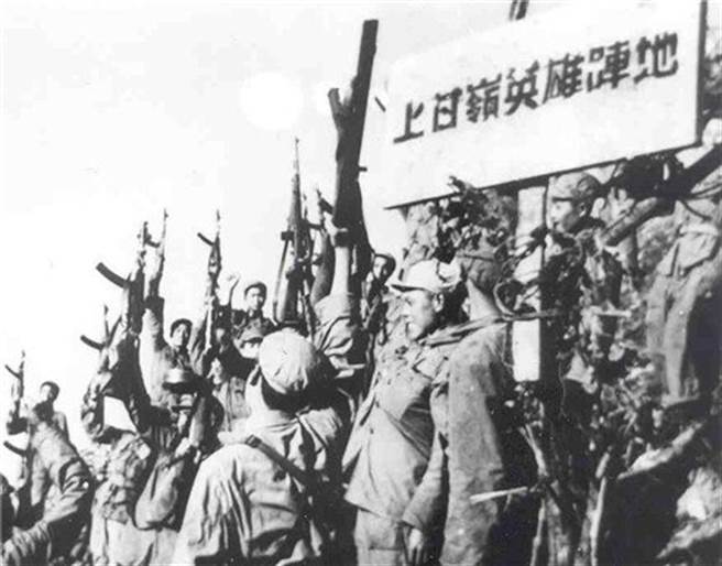 大陸參加韓戰時，有幾個戰役後來改編為電影，做為愛國主義宣傳教材，《上甘嶺》是其中非常知名的一部。圖為韓戰解放軍攻下上甘嶺。（圖／網路）