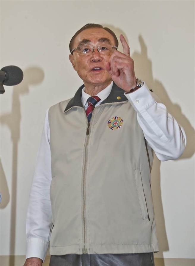 面对媒体提问对新境界基金会副执行长吴怡农提出「全民皆兵」、「在家当兵」主张的看法，退辅会主委冯世宽（图）15日在立法院外交及国防委员会会前受访时劈头就开骂，那个渣男，不要听他的，应该是要「全民国防」。（刘宗龙摄）