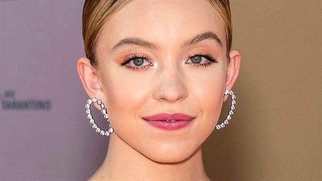 《十八禁》女星辛德妮史威尼(Sydney Sweeney)下半身没穿 邪恶视角泄「害羞三角洲」（图／shutterstock）