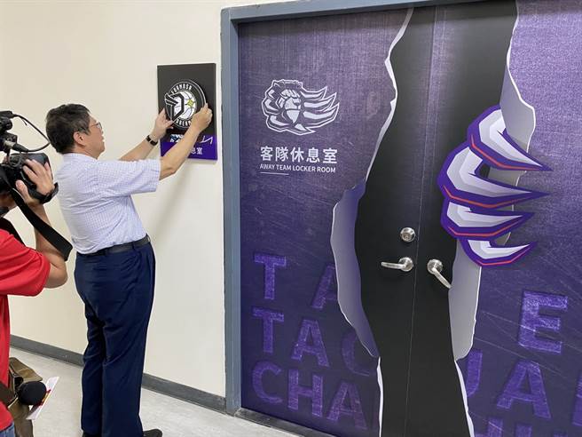 新竹县长杨文科亲自挂上宝岛梦想家的客队标志。(黄及人摄)