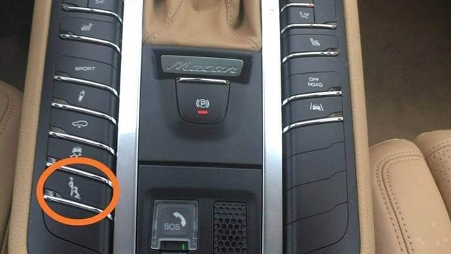 一名男网友于脸书社团发问，他表示这一颗纽让他十分不解，照片一出引发热议。（图／翻摄自爆废公社公开版）