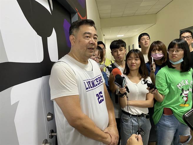 攻城狮总经理高景炎站在主队休息室前受访。(黄及人摄)
